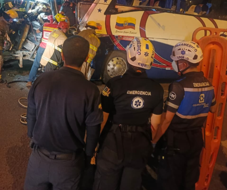 Héroes de Consulting Group atendieron a paciente crítico tras accidente entre dos buses en la avenida Los Colonos