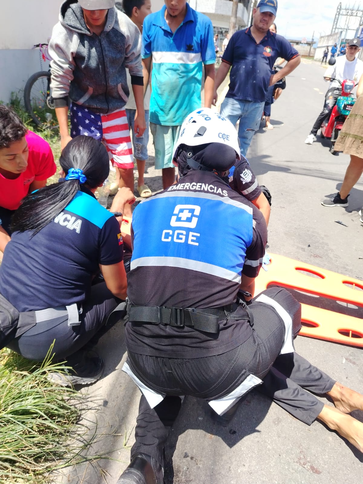 Voluntarios de civil brindan primeros auxilios a motociclista antes de la llegada de la ambulancia