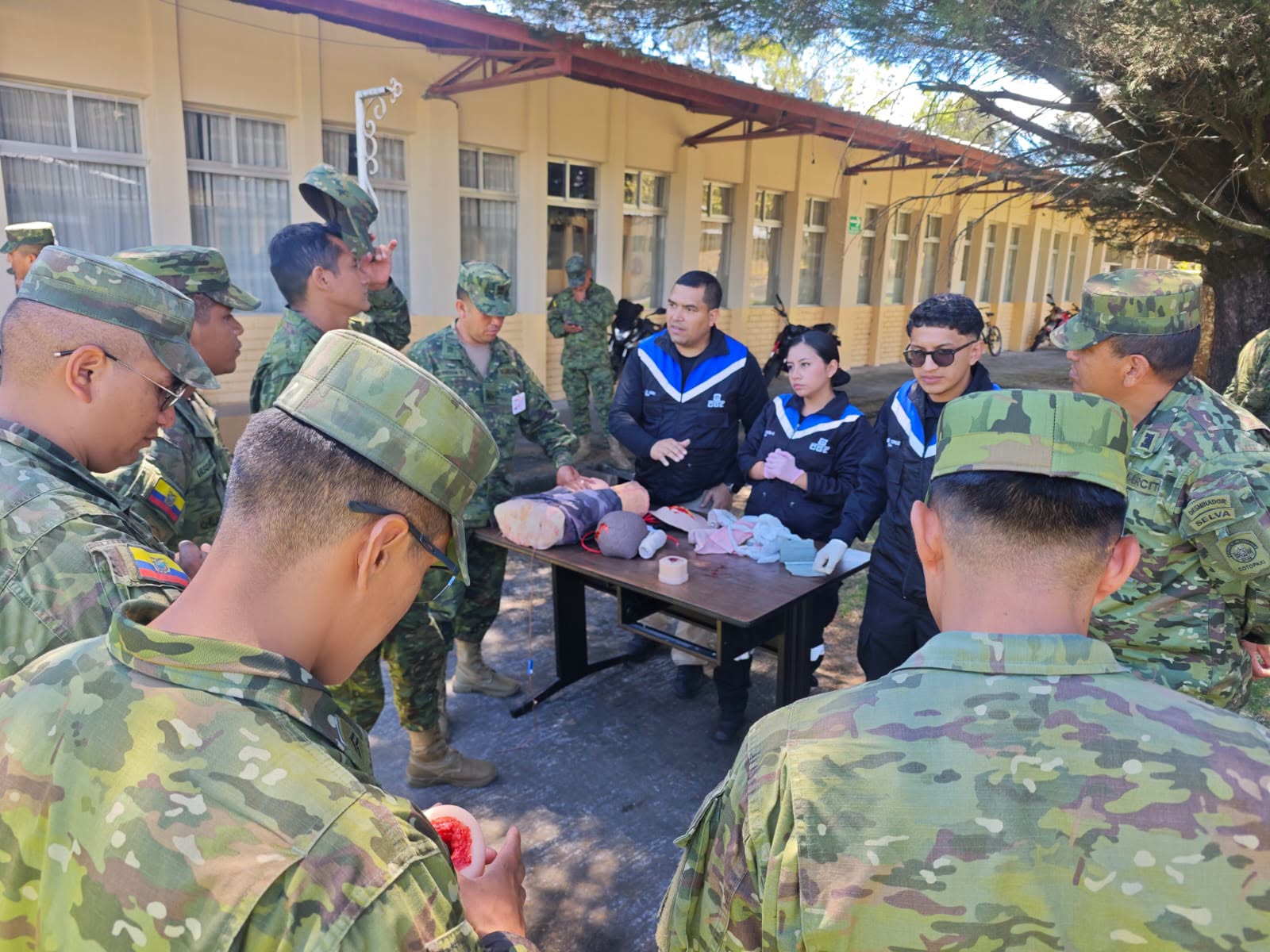 DOCENTES VOLUTARIOS DE CONSULTING GROUP ECUADOR CAPACITAN A MIEMBROS DE LAS FUERZAS ARMADAS