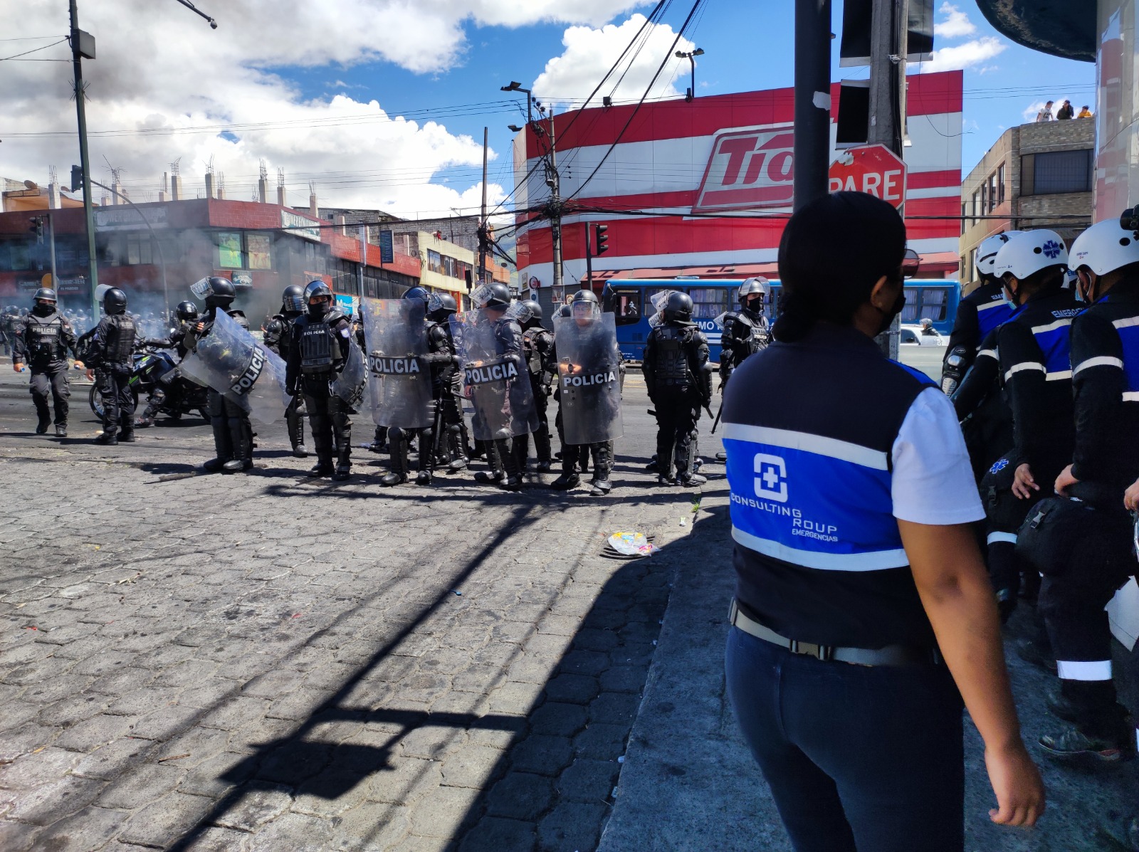 Voluntarios de Consulting Group ecuador brindaron apoyo durante el paro nacional