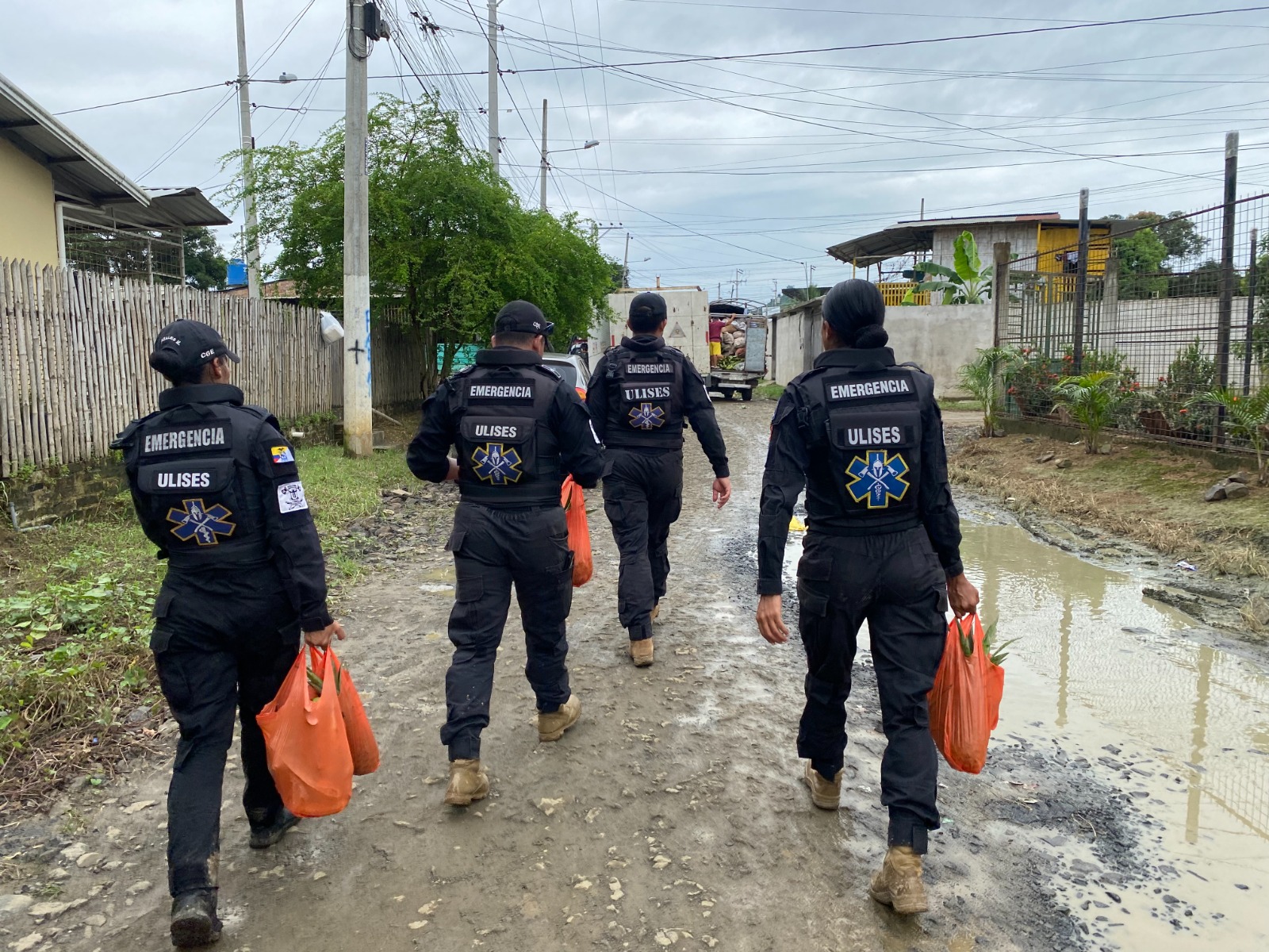 Voluntarios de Consulting Group ecuador llevaron ayuda a familias afectadas por inundaciones en Manabí