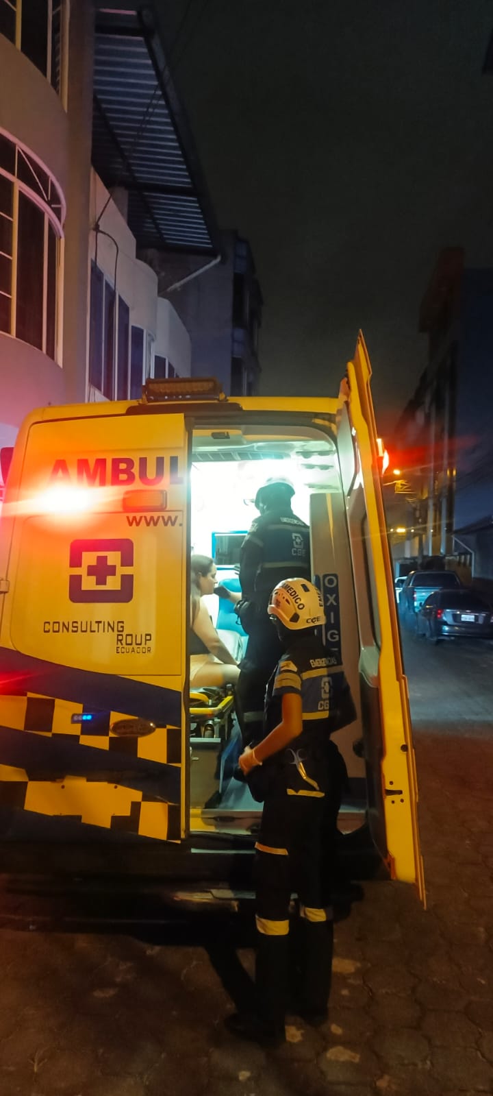 Voluntarios de Consulting Group Ecuador brindan atención prehospitalaria a paciente en la Zona Rosa