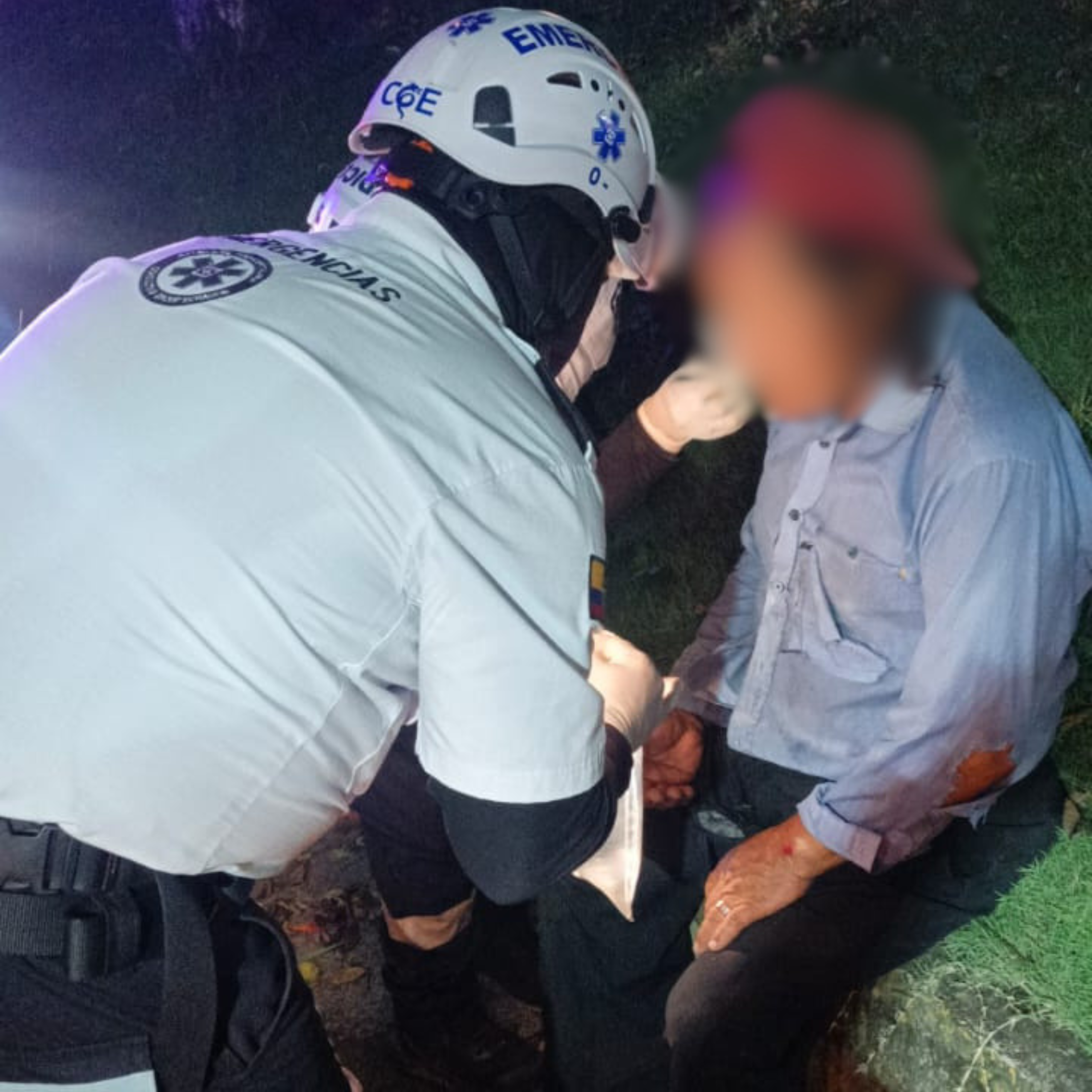 Voluntarios de Consulting Group Ecuador brindaron atención prehospitalaria a un adulto mayor en Santo Domingo