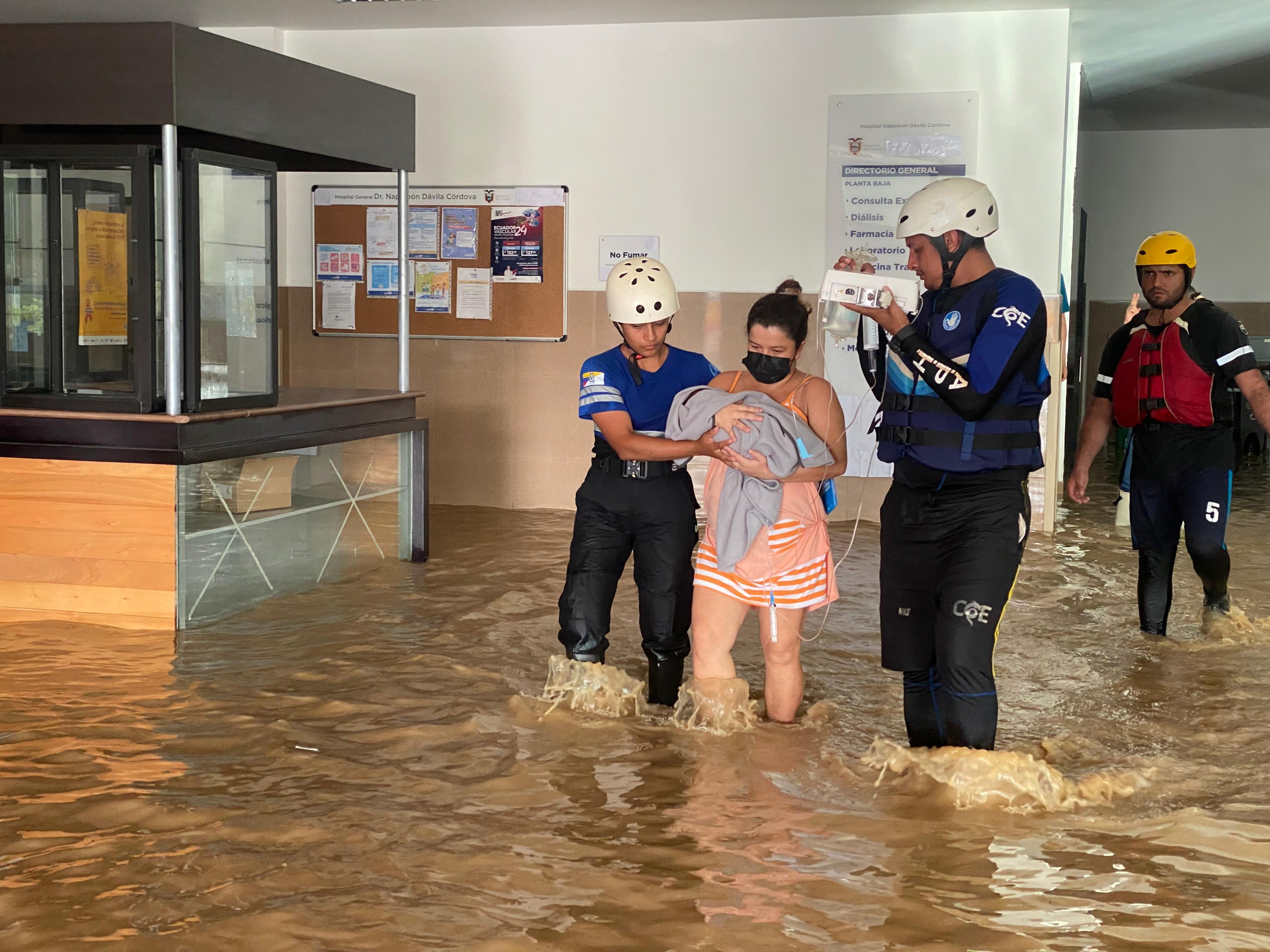 Evacuación Médica Crítica: Hospital de Chone bajo el Agua (2024)