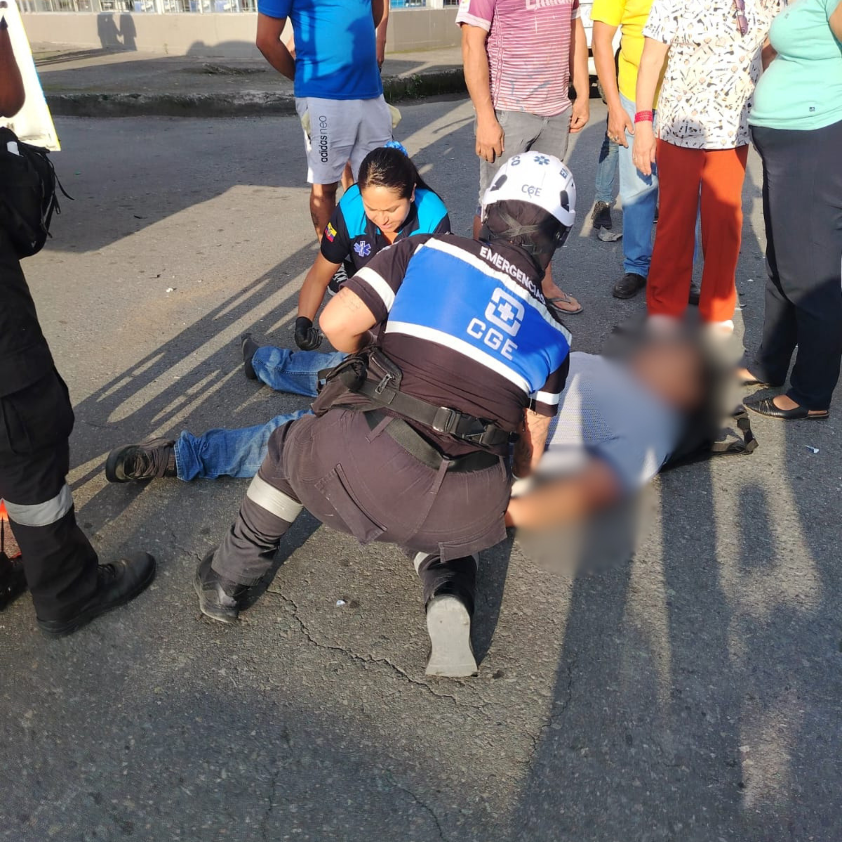 Voluntarios brindan atención tras accidente de tránsito en la avenida Quevedo