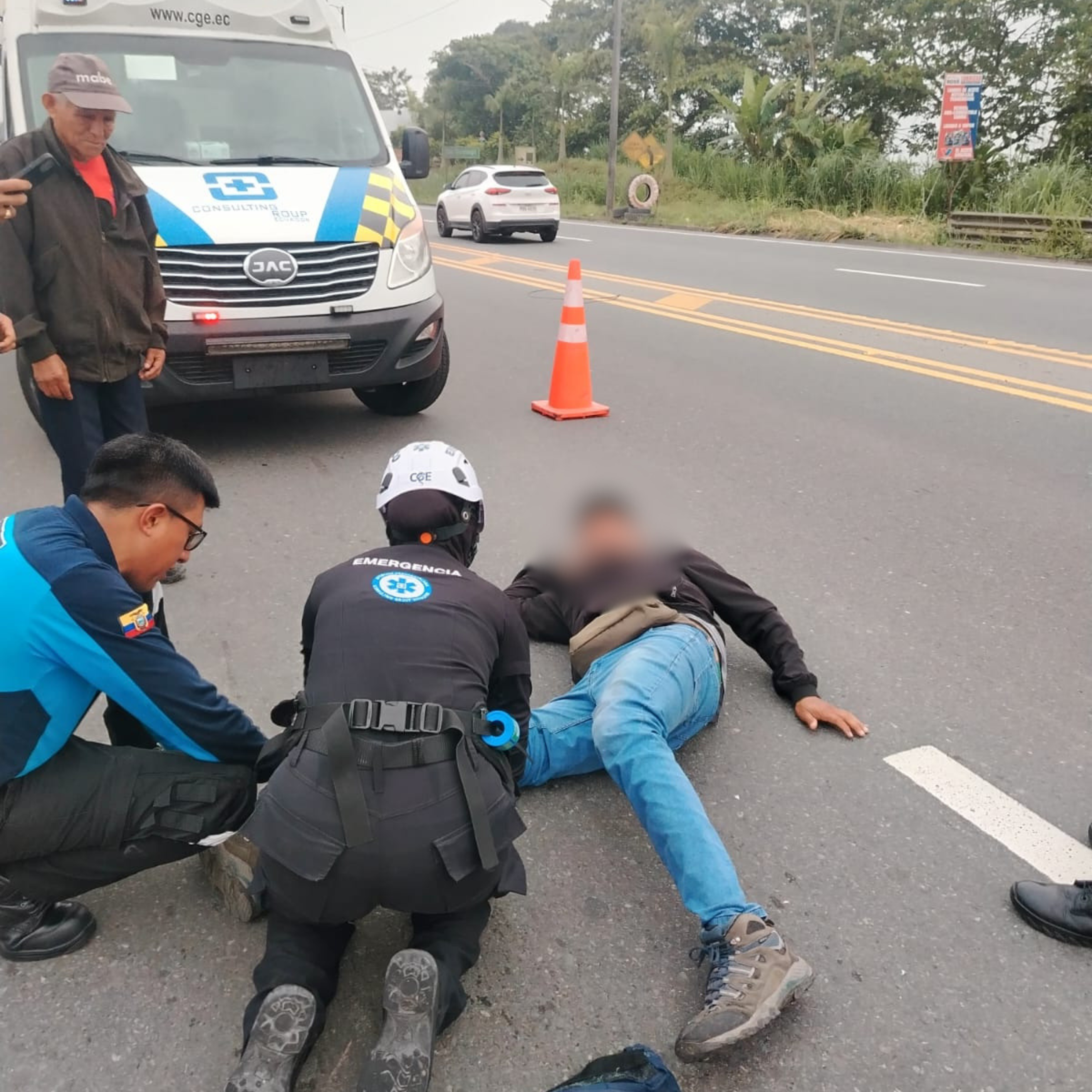 Voluntarios de Consulting Group Ecuador ayudaron en la atención de un accidente de tránsito en la avenida Quito