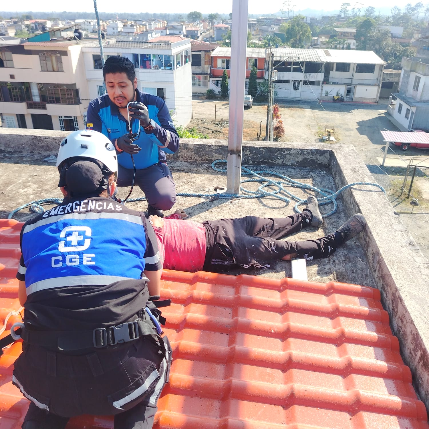 Voluntarios de la Fundación Consulting Group Ecuador atendieron emergencia en la vía Quito
