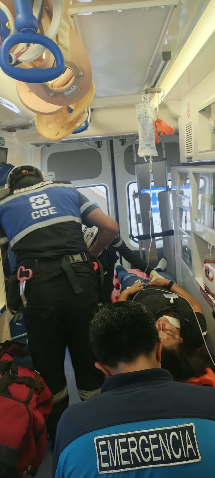 VOLUNTARIOS DE LA FUNDACIÓN CONSULTING GROUP ECUADOR ATIENDEN EMERGENCIA TRAS ACCIDENTE EN LA VÍA CHONE